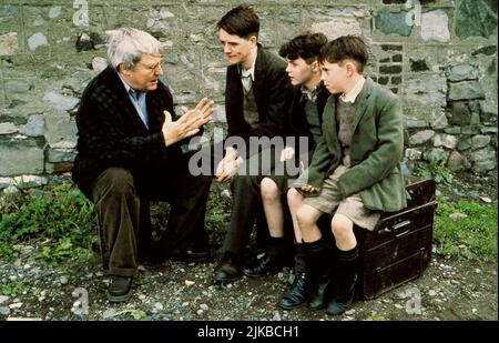 Alan Parker, Michael Legge, Joe Breen & Ciaran Owens Film: Angela'S Ashes (US/IRL 1999) Characters: Dr. Campbell,Older Frank,Young Frank & Middle Frank  / Literaturverfilmung (Based On The Book By Frank Mccourt) Director: Alan Parker 25 December 1999   **WARNING** This Photograph is for editorial use only and is the copyright of DIRTY HANDS PRODUCTIONS and/or the Photographer assigned by the Film or Production Company and can only be reproduced by publications in conjunction with the promotion of the above Film. A Mandatory Credit To DIRTY HANDS PRODUCTIONS is required. The Photographer should Stock Photo