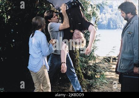 Bridget Fonda, Bill Pullman, Brendan Gleeson & Oliver Platt Film: Lake Placid (USA 1999) Characters: Kelly Scott, Jack Wells, Sheriff Hank Keough, Hector Cyr  / Tv-Titel: 'Lake Placid - Der Schrecken Aus Der Tiefe Director: Steve Miner 15 July 1999   **WARNING** This Photograph is for editorial use only and is the copyright of FOX 2000 PICTURES and/or the Photographer assigned by the Film or Production Company and can only be reproduced by publications in conjunction with the promotion of the above Film. A Mandatory Credit To FOX 2000 PICTURES is required. The Photographer should also be credi Stock Photo