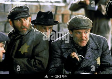 Michael Jeter & Robin Williams  Film Jakob The Liar (1999) Characters: Avron & Jakob  Director: Peter Kassovitz 16 September 1999   **WARNING** This Photograph is for editorial use only and is the copyright of TRISTAR PICTURES / EGON ENDRÉNYI and/or the Photographer assigned by the  Film or Production Company and can only be reproduced by publications in conjunction with the promotion of the above  Film. A Mandatory Credit To TRISTAR PICTURES / EGON ENDRÉNYI is required. No commercial use can be granted without written authority from the  Film Company. Stock Photo