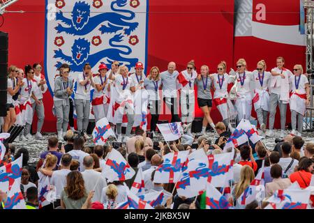 Trafalgar Square, London, UK. 1st August 2022. 7,000 football fans gather in Trafalgar Square for a fan party with Englands Lionesses to celebrate their historic 2-1 victory over Germany in the UEFA Womens Euro Final at Wembley Stadium yesterday. Englands Womens winning Football team, along with their manager, Sarina Wiegman, celebrate on stage with the EURO 2022 trophy. Amanda Rose/Alamy Live News Stock Photo