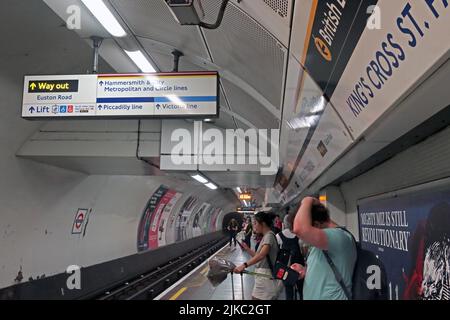 Victoria Line platform at Kings Cross, St Pancras, London underground / tube, city centre, England, UK Stock Photo