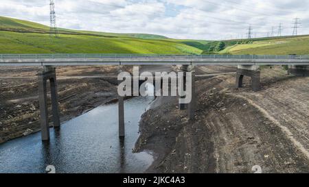 Ripponden, UK. 01st Aug, 2022. Remnants of an old bridge that's usual submerged under water is full exposed as water in the reservoir is severally depleted at Baitings Reservoir near Ripponden West Yorkshire, UK on the 01/08/2022 in Ripponden, United Kingdom on 8/1/2022. (Photo by Mark Cosgrove/News Images/Sipa USA) Credit: Sipa USA/Alamy Live News Stock Photo