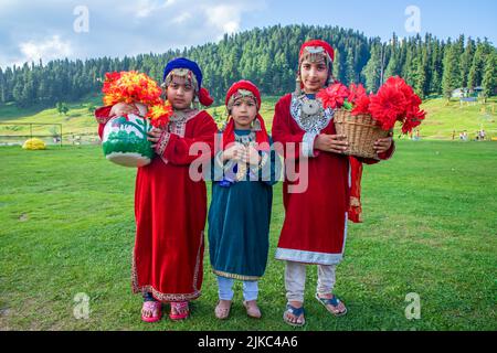 Kashmiri dressed hi-res stock photography and images - Alamy