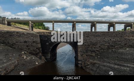 Ripponden, UK. 01st Aug, 2022. Remnants of an old bridge that's usual submerged under water is full exposed as water in the reservoir is severally depleted at Baitings Reservoir near Ripponden West Yorkshire, UK on the 01/08/2022 in Ripponden, United Kingdom on 8/1/2022. (Photo by Mark Cosgrove/News Images/Sipa USA) Credit: Sipa USA/Alamy Live News Stock Photo