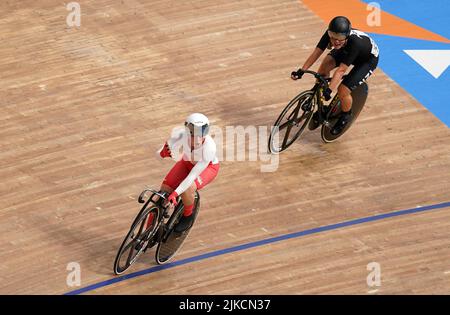 England's Laura Kenny (left) celebrates winning ahead of New Zealand's Michaela Drummond during the Women's 10km Scratch Race Finals at Lee Valley VeloPark on day four of the 2022 Commonwealth Games in London. Picture date: Monday August 1, 2022. Stock Photo