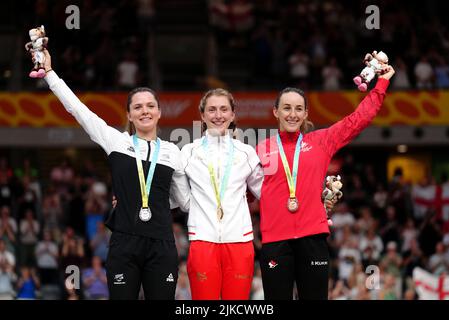 England's Laura Kenny (centre) smiles with her gold medal, alongside New Zealand's Michaela Drummond (left) with silver and Canada's Maggie Coles-Lyster with bronze after winning the Women's 10km Scratch Race Finals at Lee Valley VeloPark on day four of the 2022 Commonwealth Games in London. Picture date: Monday August 1, 2022. Stock Photo