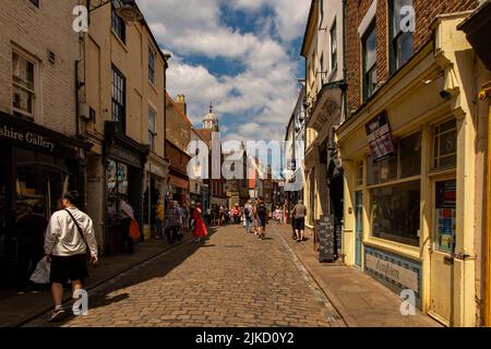 Narrow cobbled streets in Whitby, a popular holiday destination in Yorkshire Stock Photo