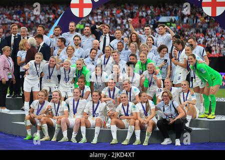 England women's football players celebrate after winning UEFA Women's Euro 2022 championship as FA Lionesses official photographer Lynne Cameron (bottom right) joins in for the photo. UEFA Women's Euro England 2022 Final, England women v Germany women at Wembley Stadium in London on Sunday 31st July 2022. this image may only be used for Editorial purposes. Editorial use only, license required for commercial use. No use in betting, games or a single club/league/player publications. pic by Steffan Bowen/Andrew Orchard sports photography/Alamy Live news Stock Photo