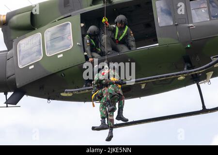 Indonesian Soldiers conduct live hoist training during Exercise Super Garuda Shield 22 at Baturaja, Indonesia on Aug. 1, 2022. Super Garuda Shield, a part of Operation Pathways and a longstanding annual, bilateral military exercise conducted between the U.S. military and Indonesia National Armed Forces, reinforces the U.S. commitments to our allies, and regional partners, joint readiness, and the interoperability to fight and win together. (U.S. Army photo by Capt. Kyle Abraham, 16th Combat Aviation Brigade) Stock Photo