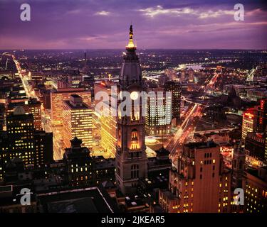 1950s 1960s PHILADELPHIA PA SKYLINE NIGHT WITH CITY HALL CLOCK TOWER AND PENN CENTER BUILDINGS VIEW TO THE WEST - kp415 HAR001 HARS COMMONWEALTH STRUCTURES CITIES KEYSTONE STATE EDIFICE NIGHTTIME CITY OF BROTHERLY LOVE HAR001 OLD FASHIONED Stock Photo