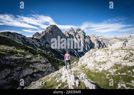 Wanderin genießt die Aussicht auf die Dolomiten Stock Photo