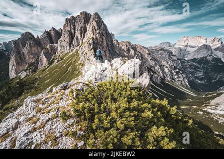 Wanderin genießt die Aussicht auf die Dolomiten Stock Photo