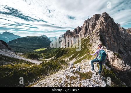 Wanderin genießt die Aussicht auf die Dolomiten Stock Photo