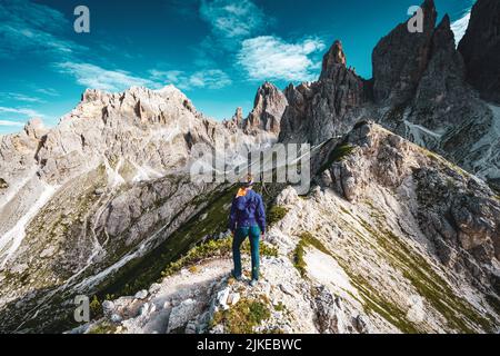 Wanderin genießt die Aussicht auf die Cadini die Misurina Stock Photo