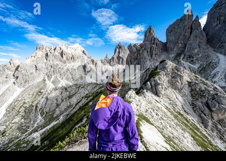 Wanderin genießt die Aussicht auf die Cadini die Misurina Stock Photo