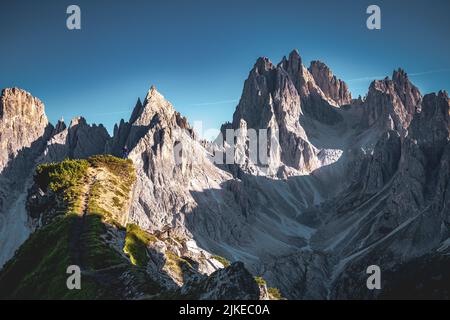 Wanderin genießt die athemberaubende Aussicht auf die Cadini die Misurina an einem bekannten Instagram Ort Stock Photo