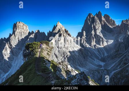 Wanderin genießt die athemberaubende Aussicht auf die Cadini die Misurina an einem bekannten Instagram Ort Stock Photo