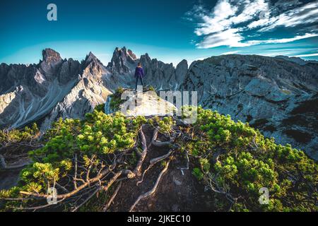 Wanderin genießt die athemberaubende Aussicht auf die Cadini die Misurina an einem bekannten Instagram Ort Stock Photo