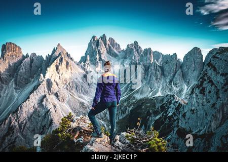 Wanderin genießt die athemberaubende Aussicht auf die Cadini die Misurina an einem bekannten Instagram Ort Stock Photo