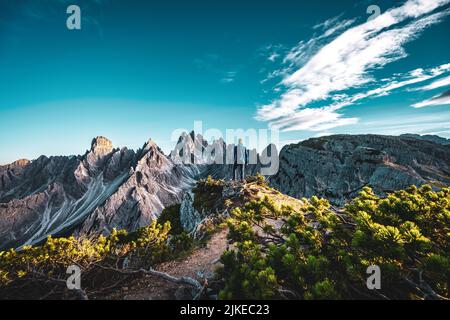 Wanderer genießt die athemberaubende Aussicht auf die Cadini die Misurina an einem bekannten Instagram Ort Stock Photo