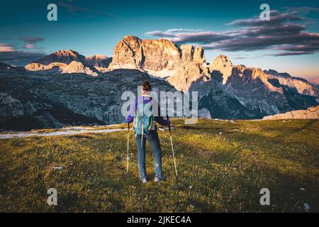 Wanderin genießt Abendlichtstimmung in den Dolomiten Stock Photo