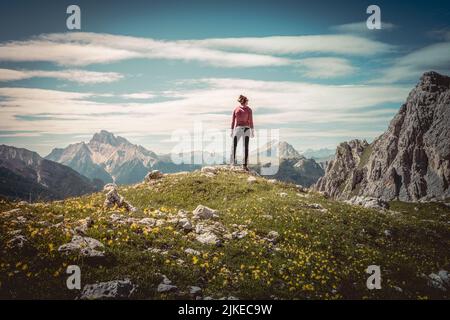 Frau genießt Aussicht in den Dolomiten Stock Photo