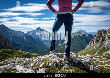 Frau genießt Aussicht in den Dolomiten Stock Photo