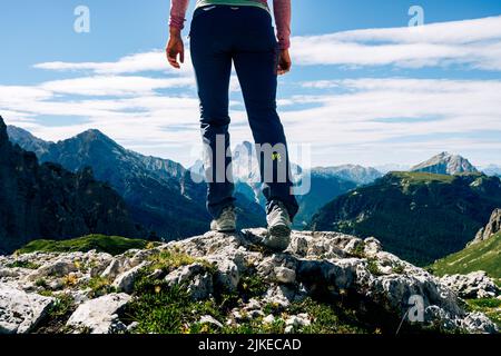 Frau genießt Aussicht in den Dolomiten Stock Photo