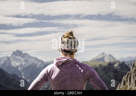 Frau genießt Aussicht in den Dolomiten Stock Photo