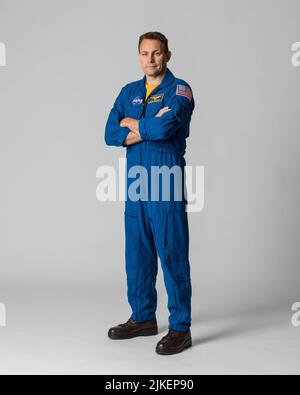 Houston, Vereinigte Staaten. 27th July, 2022. NASA Astronaut Josh Cassada poses for a portrait before his launch to the International Space Station as part of NASA's SpaceX Crew-5 mission. Credit: NASA/ Mandatory Credit: Robert Markowitz/NASA via CNP/dpa/Alamy Live News Stock Photo