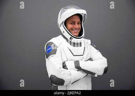 Houston, Vereinigte Staaten. 14th June, 2022. NASA Astronaut Josh Cassada poses for a photo while wearing a launch and entry suit at SpaceX in Hawthorne, California during a training for his upcoming trip to the International Space Station as part of NASA's SpaceX Crew-5 mission. Credit: NASA via CNP/dpa/Alamy Live News Stock Photo