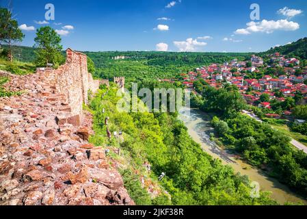 Veliko Tarnovo, Bulgaria. Tsarevets medieval walls in historical city of Tarnovo, former bulgarian capital, beautiful summer day. Stock Photo
