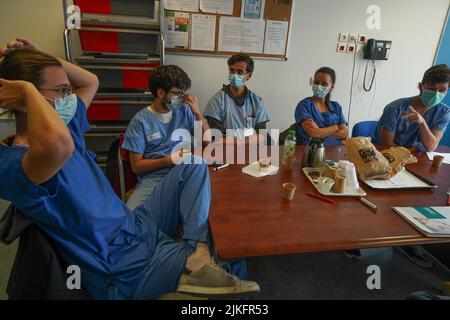 Anesthetist students during the debriefing after a critical situation resuscitation exercise at the Nimes Faculty of Medicine. Stock Photo