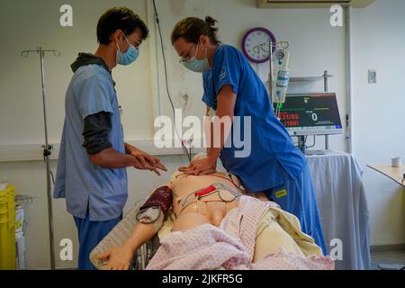 Anesthesiologist students during a critical situation resuscitation exercise at the Nimes Faculty of Medicine. Students train on a Sim Man 3 G robotic dummy. Stock Photo