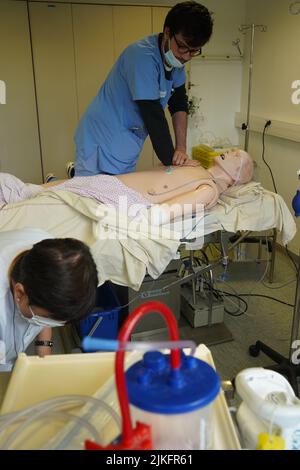 Anesthesiologist students during a critical situation resuscitation exercise at the Nimes Faculty of Medicine. Students train on a Sim Man 3 G robotic dummy. Stock Photo