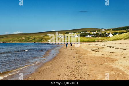 BIG SAND BEACH GAIRLOCH SCOTLAND WALKERS ON THE SANDY BEACH IN SUMMER Stock Photo