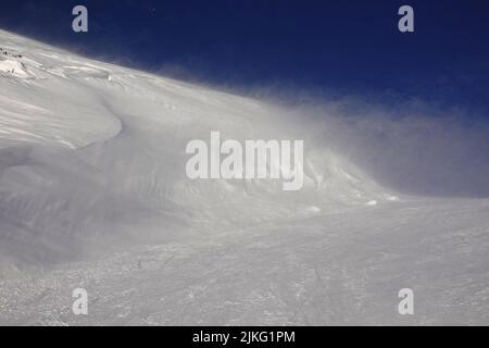 29.01.2022, Austria, Upper Austria, Obertraun - Snow drifts on a mountain slope. 00S220129D103CAROEX.JPG [MODEL RELEASE: NO, PROPERTY RELEASE: NO (c) Stock Photo