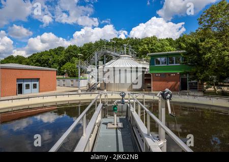 25.05.2022, Germany, North Rhine-Westphalia, Voerde - Voerde wastewater treatment plant, wastewater treatment in the modernized wastewater treatment p Stock Photo