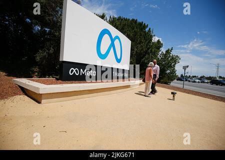 Menlo Park, United States. 01st Aug, 2022. People stand outside the Meta headquarters. Meta is one of the strongest companies in the United States even the whole world. There are plenty of social medias that Meta owns, includes Facebook, Instagram, and WhatsApp. The headquarters of Meta is located in Menlo Park, a city in California. Some tourists come to the headquarters of Meta to take photos. Credit: SOPA Images Limited/Alamy Live News Stock Photo