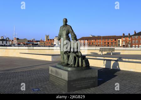 The Pioneers statue, Hull Marina, Kingston-upon-Hull, East Riding of Yorkshire, Humberside, England, UK Stock Photo