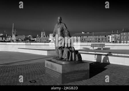 The Pioneers statue, Hull Marina, Kingston-upon-Hull, East Riding of Yorkshire, Humberside, England, UK Stock Photo