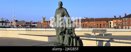 The Pioneers statue, Hull Marina, Kingston-upon-Hull, East Riding of Yorkshire, Humberside, England, UK Stock Photo