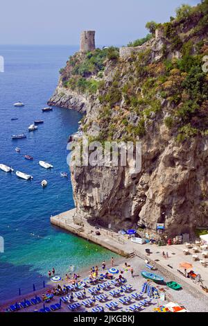 Blick von der Panoramastrasse SS 163 auf den Strand von Furore, Amalfikueste, Unesco Weltkulturerbe, Provinz Salerno, Golf von Salerno, Kampanien, Ita Stock Photo