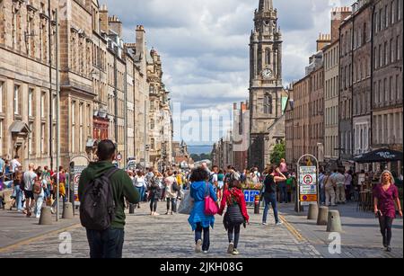 High Street, Royal Mile, Edinburgh, Scotland, UK. 2nd August 2022. Hot weather in the city centre, temperature of 25 degrees centigrade for visitors enjoying the busy atmosphere, with street performers, cafes and restaurants. Credit: ArchWhite/alamy live news. Stock Photo