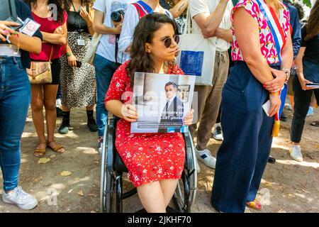 Paris, France, Woman Holding Protest Sign in Wheelchair in Crowd, French Political Party EELV (NUPES, and N.G.O's:), Demonstration against HomophobIa, LGBT-Phobia, Ministers in Macron Government, (Cayeux, Bechu, Le Cornu) to Quit,, Stand Up and Be Counted Stock Photo