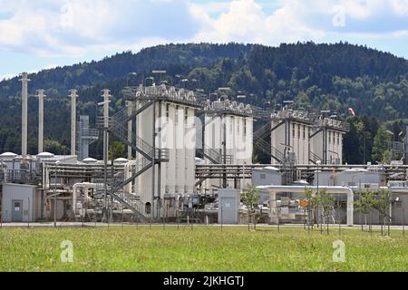 Strasswalchen, Deutschland. 02nd Aug, 2022. Bavaria's Economics Minister Hubert Aiwanger visits the Haidach gas storage facility on August 2nd, 2022. ?SVEN SIMON Photo Agency GmbH & Co. Press Photo KG # Princess-Luise-Str. 41 # 45479 M uelheim/R uhr # Tel. 0208/9413250 # Fax. 0208/9413260 # GLS Bank # BLZ 430 609 67 # Account 4030 025 100 # IBAN DE75 4306 0967 4030 0251 00 # BIC GENODEM1GLS # www.svensimon.net. Credit: dpa/Alamy Live News Stock Photo