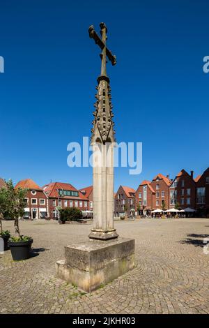 Germany, Coesfeld, Berkel, Baumberge, Muensterland, Westphalia, North Rhine-Westphalia, market place, stone market cross, town houses and business houses Stock Photo