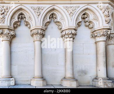 Columnas y ornamento floral en la fachada de la catedral gótica de Cuenca, España Stock Photo