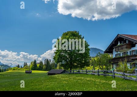 Bergsee Geroldsee Wagenbrüchsee, im Hintergrund mit Blick auf die Berge Alpspitz, Karwendel und Zugspitz, Garmisch-Partenkirchen, Bayern in Deutschlan Stock Photo