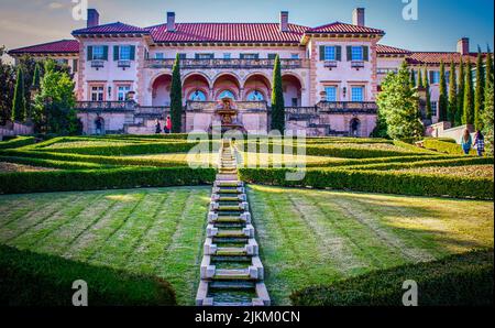 2018 10 28 Tulsa OK USA - The formal gardens behind Philbrook Museum on a summer day with people enjoying the scenery and the pink stucco museum with Stock Photo